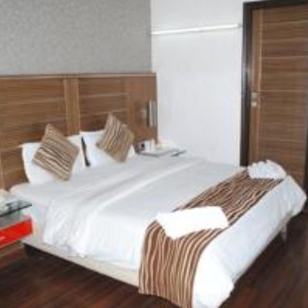 Hotel Metro Continental Делхи Стая снимка