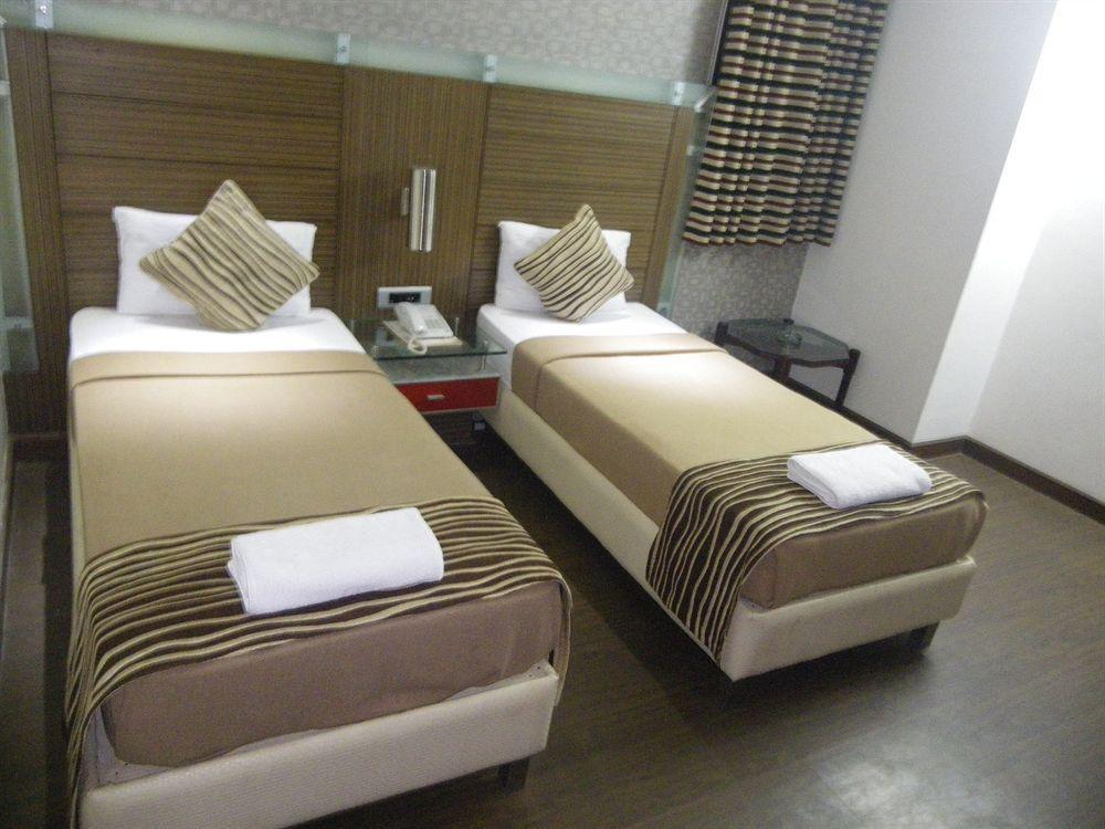 Hotel Metro Continental Делхи Екстериор снимка