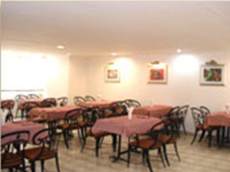 Hotel Metro Continental Делхи Екстериор снимка