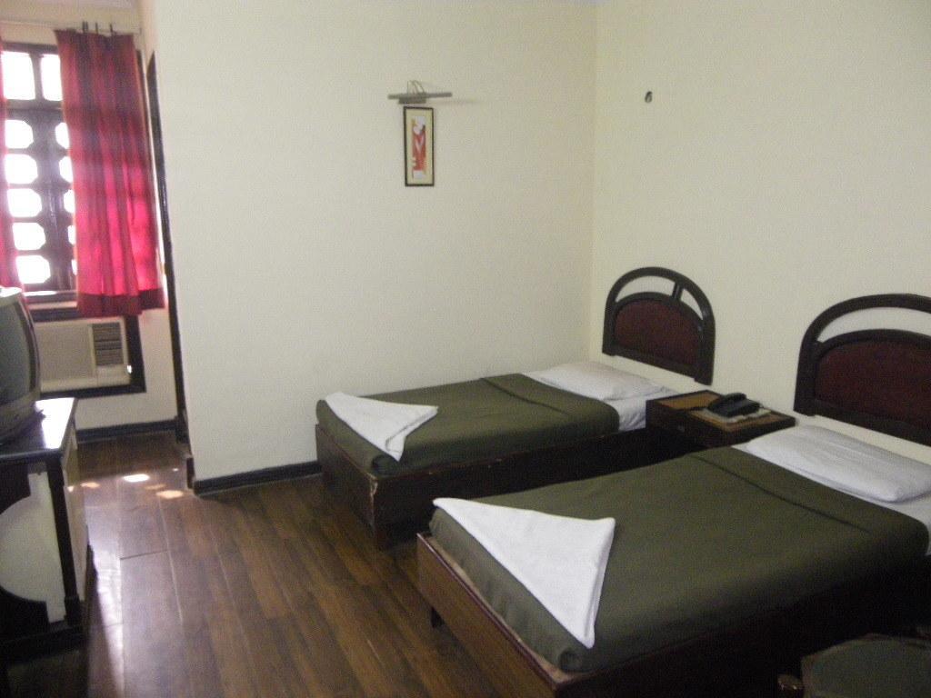 Hotel Metro Continental Делхи Стая снимка
