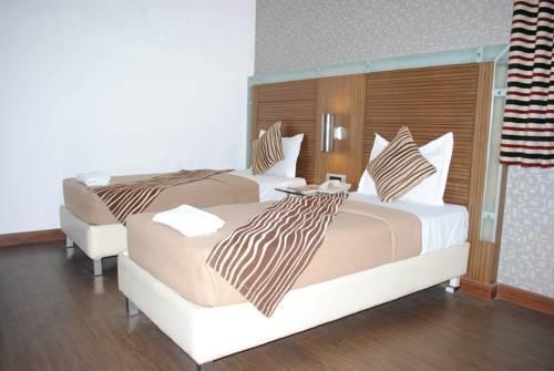 Hotel Metro Continental Делхи Стая снимка