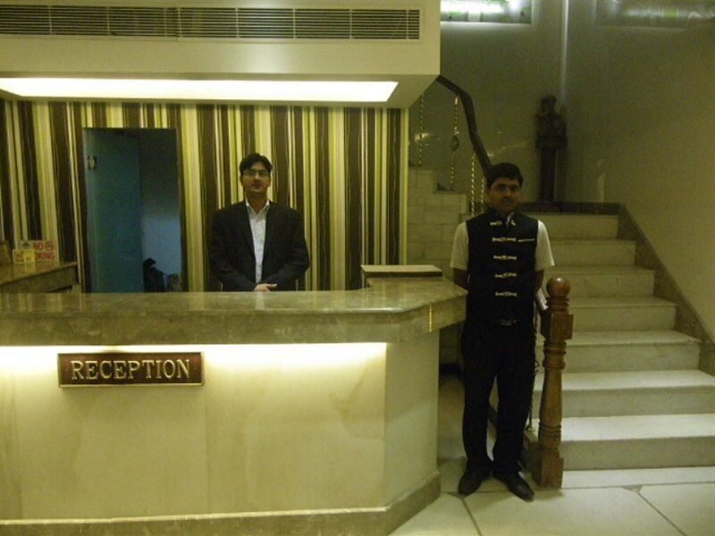 Hotel Metro Continental Делхи Екстериор снимка